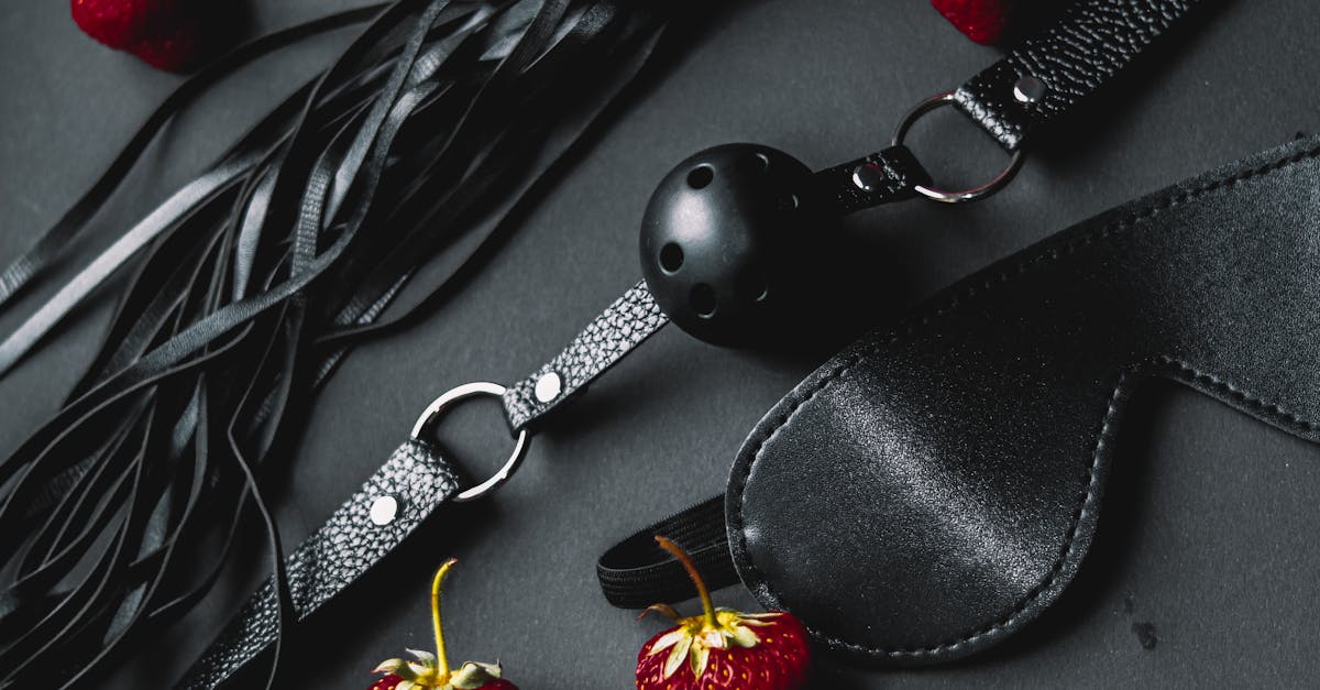 découvrez l'univers fascinant du bdsm, une pratique de jeu de rôles érotique alliant la domination et la soumission. apprenez-en davantage sur les différentes dynamiques, les règles de sécurité et comment explorer vos fantasmes tout en respectant les limites de chaque partenaire.