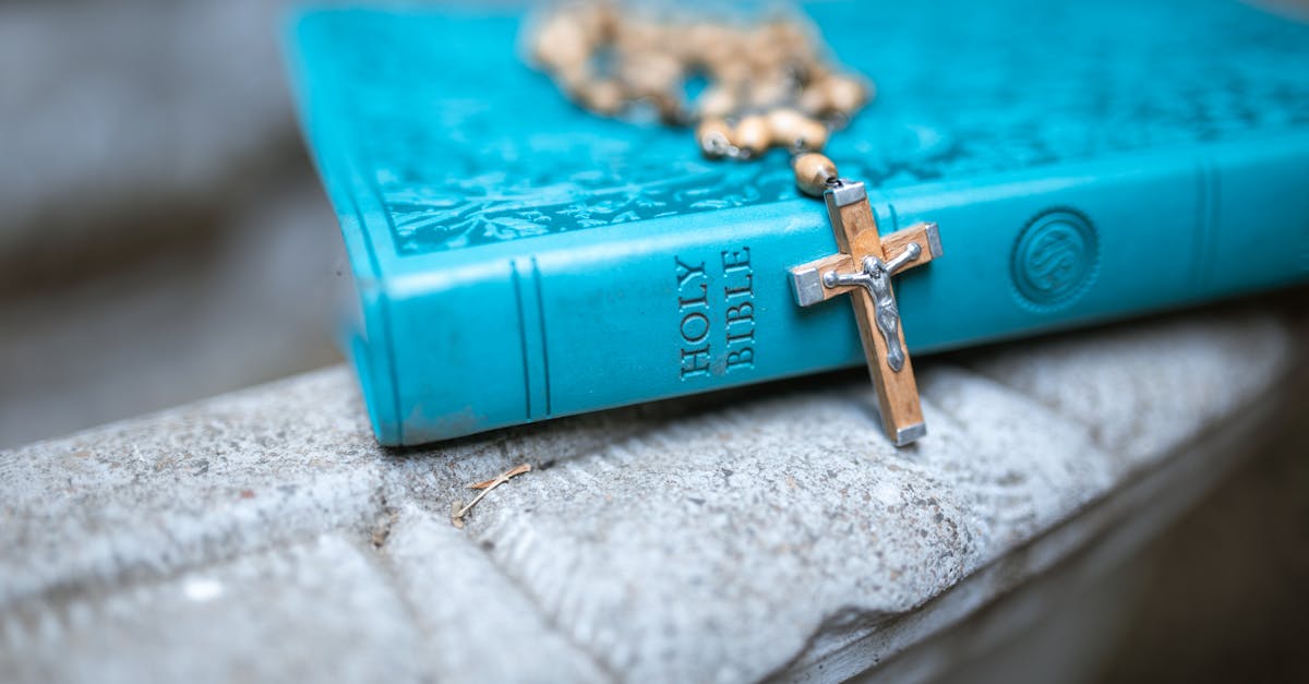 découvrez l'univers riche et spirituel du rosaire. apprenez son histoire, sa signification et comment cet outil de prière peut nourrir votre vie spirituelle. plongez dans la méditation des mystères et renforcez votre connexion avec la foi.