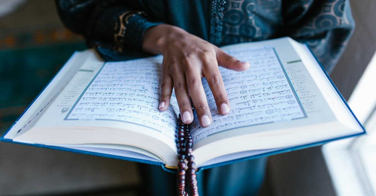 découvrez l'univers fascinant du rosaire, un symbole de spiritualité et de méditation. explorez son histoire, ses significations et comment il est utilisé dans la prière chrétienne.