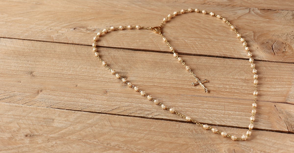 découvrez la beauté et la profondeur spirituelle du rosaire : une prière méditative riche en traditions. apprenez comment cette pratique ancienne peut nourrir votre foi et vous accompagner dans votre vie quotidienne.