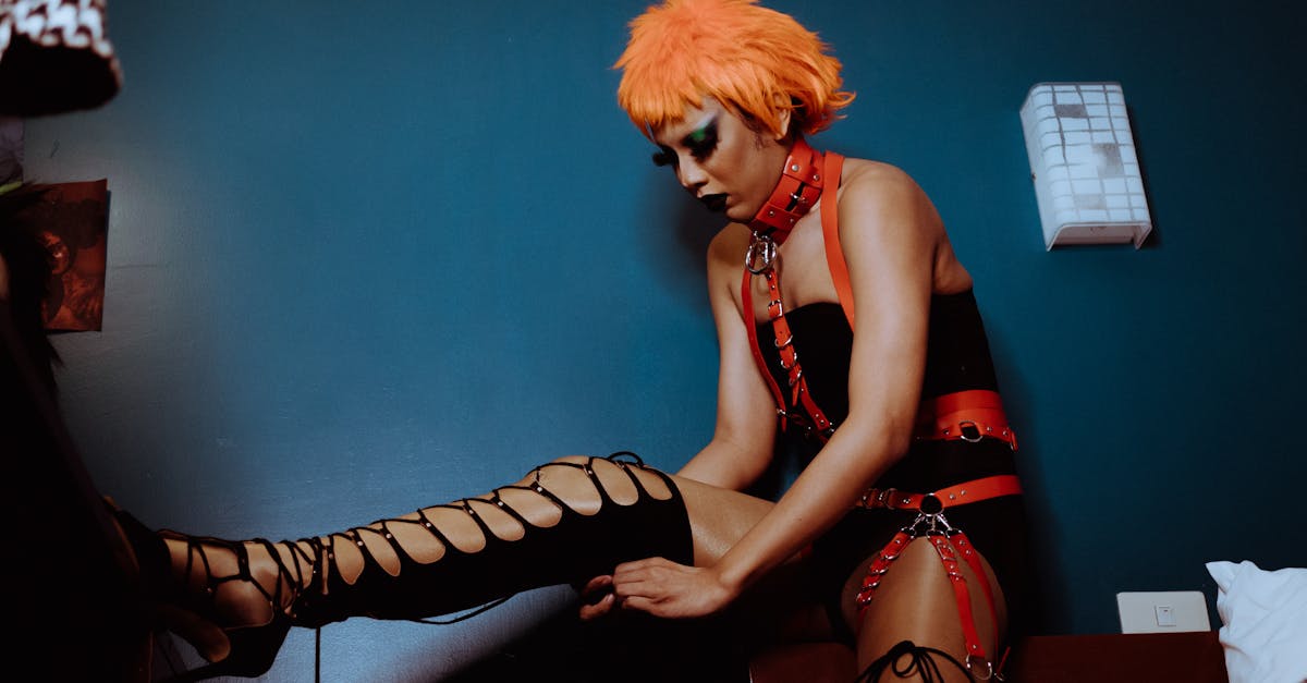 découvrez l'univers du bdsm, ses pratiques, ses règles et ses valeurs axées sur le consentement, la confiance et l'exploration des plaisirs intenses. approfondissez vos connaissances en toute sécurité et sans jugement.