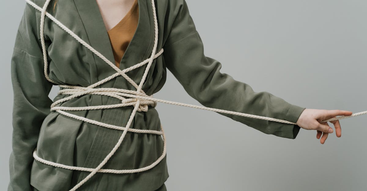 découvrez le bondage, une pratique bdsm axée sur l'attache du corps pour explorer fantasmes, confiance et plaisir en toute sécurité entre partenaires consentants.