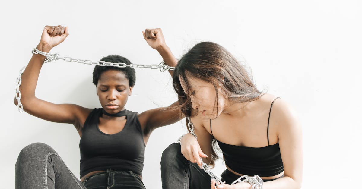découvrez le bondage, une pratique érotique mêlant jeux de liens, confiance mutuelle et exploration des sens, adaptée aux débutants comme aux initiés. conseils de sécurité, techniques et inspirations pour enrichir votre expérience.