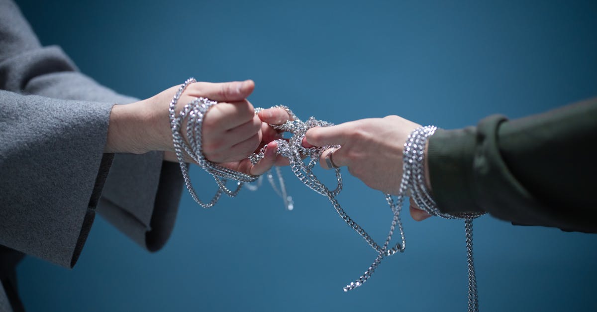 découvrez le bondage, une pratique érotique basée sur l'art de l'attache et du contrôle, explorant les jeux de soumission et de domination dans le respect et la sécurité des partenaires.