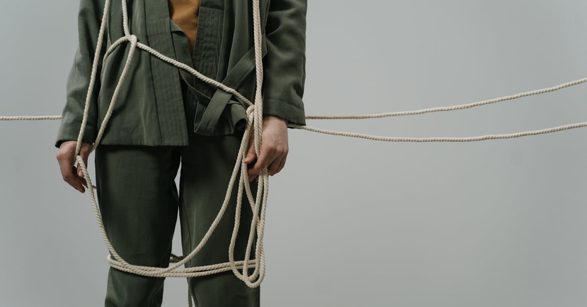 découvrez le bondage, une pratique érotique basée sur l'art de l'attache, qui combine jeux de domination, confiance et sensations intenses dans le respect du consentement entre partenaires.
