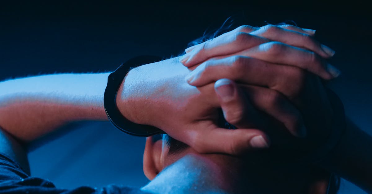 découvrez le bondage, une pratique d'exploration sensorielle et de jeux de contraintes, abordée en toute sécurité et dans le respect du consentement, pour enrichir la complicité et l’intimité au sein du couple.