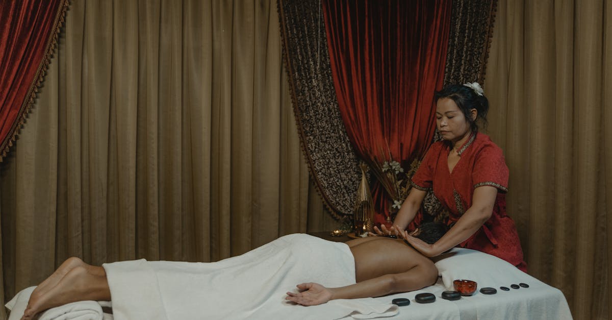 découvrez notre huile de massage comestible, idéale pour des moments de détente gourmands. parfaite pour nourrir la peau et éveiller les sens lors de massages sensuels. profitez d’une expérience unique à deux !