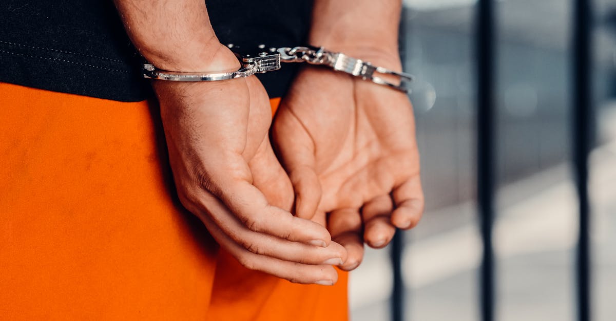 découvrez tout sur les menottes : leur histoire, leurs différents types, leur utilisation en sécurité et leur rôle dans la police. conseils d'achat et informations pratiques pour comprendre cet accessoire incontournable.