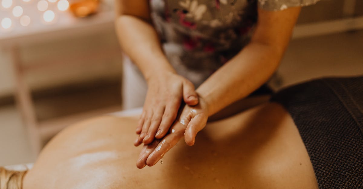 découvrez les bougies de massage : alliez ambiance chaleureuse et détente grâce à une cire fondante qui se transforme en huile de massage nourrissante et parfumée. idéales pour des moments de relaxation à deux ou en solo.