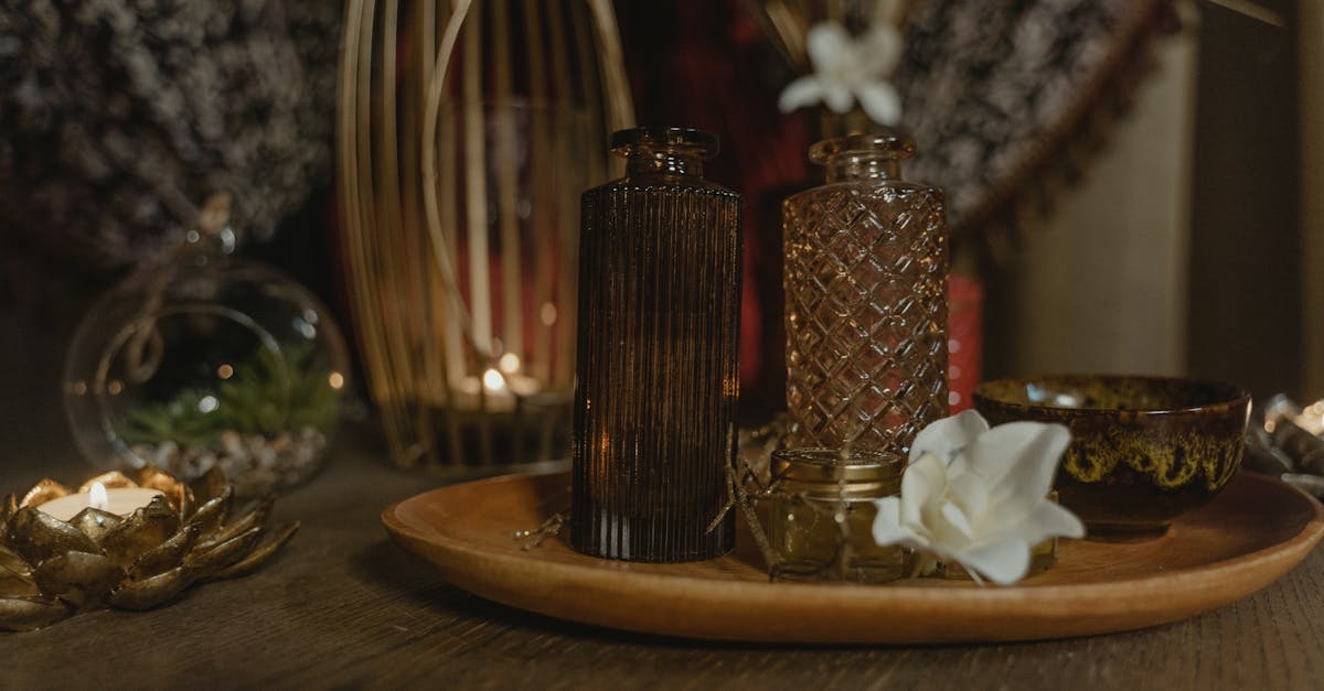 découvrez les bougies de massage : elles parfument délicatement votre intérieur et, une fois fondues, offrent une huile chaude idéale pour des massages relaxants et sensoriels.