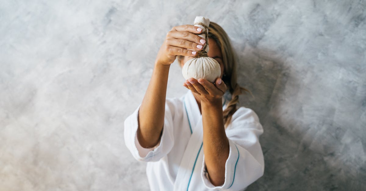découvrez les bougies de massage : un rituel relaxant qui hydrate la peau en profondeur tout en offrant une ambiance chaleureuse et apaisante. idéales pour un moment de bien-être et de détente absolue à la maison.