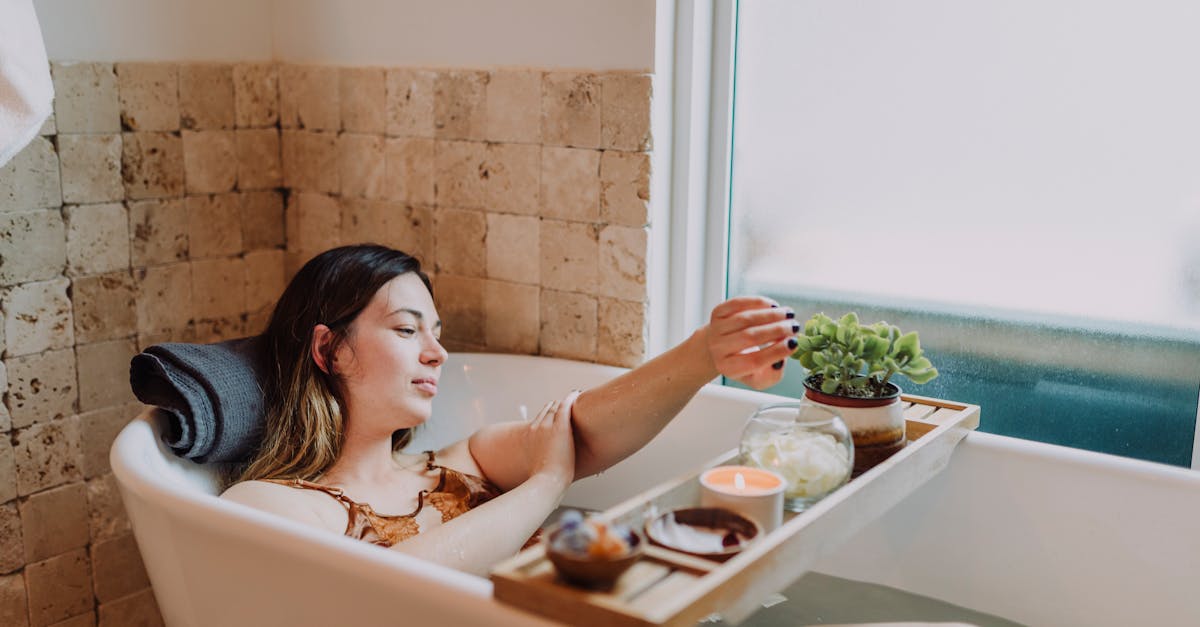 découvrez nos bougies de massage : elles parfument délicatement votre intérieur et fondent en une huile chaude pour une expérience de massage sensorielle et relaxante à la maison.