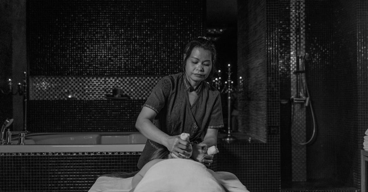 découvrez notre sélection d'huiles de massage naturelles, idéales pour la détente, le bien-être et la relaxation du corps et de l'esprit.