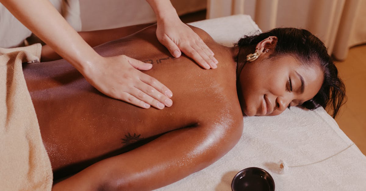 découvrez notre sélection d'huiles de massage naturelles pour une expérience relaxante et apaisante, idéale pour le bien-être du corps et de l'esprit.