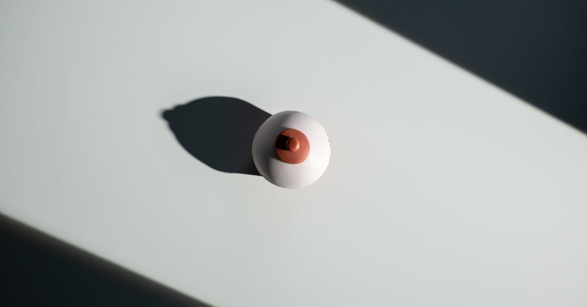découvrez les nipple clamps : des accessoires érotiques conçus pour stimuler et pimenter vos jeux intimes en toute sécurité. conseils d’utilisation, types et sensations.